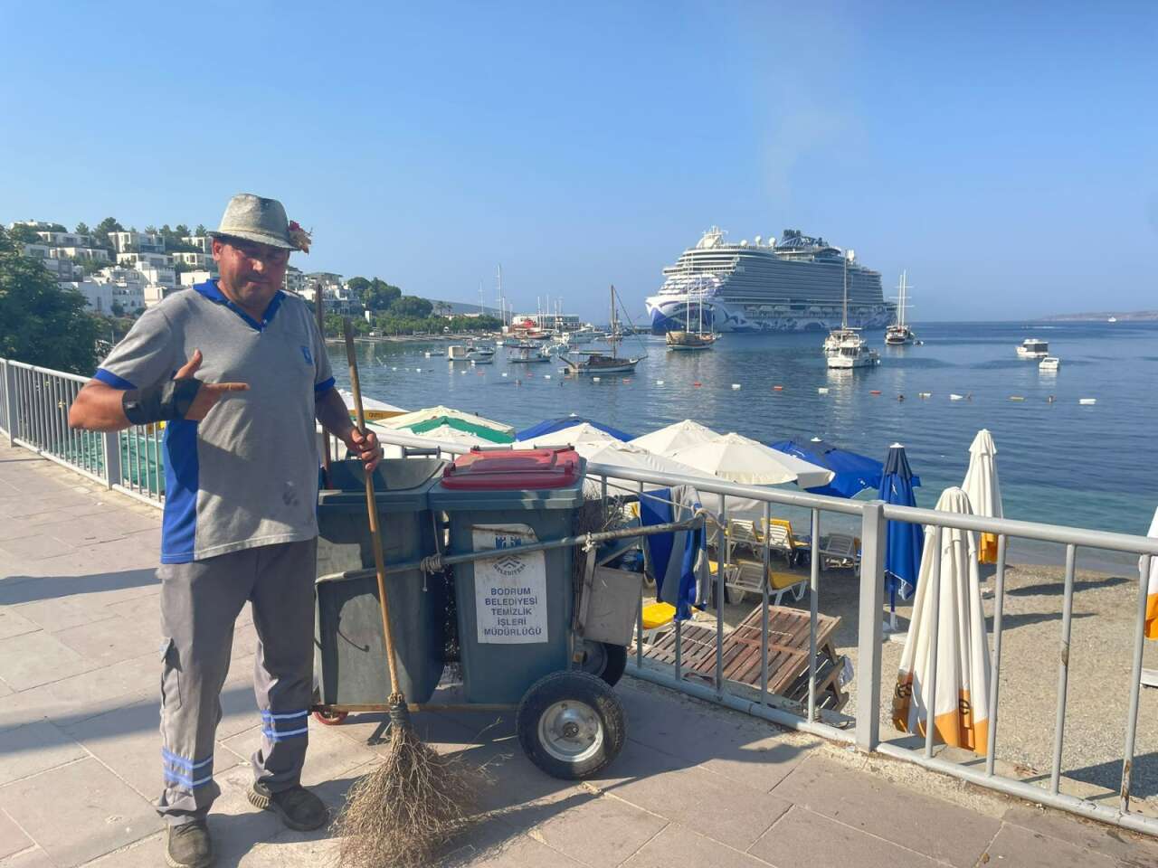 Bodrum’un Renkli Temizlikçisi Hüseyin’den Açıklama: “Müziği Kıstım ama Dansa Devam” 3
